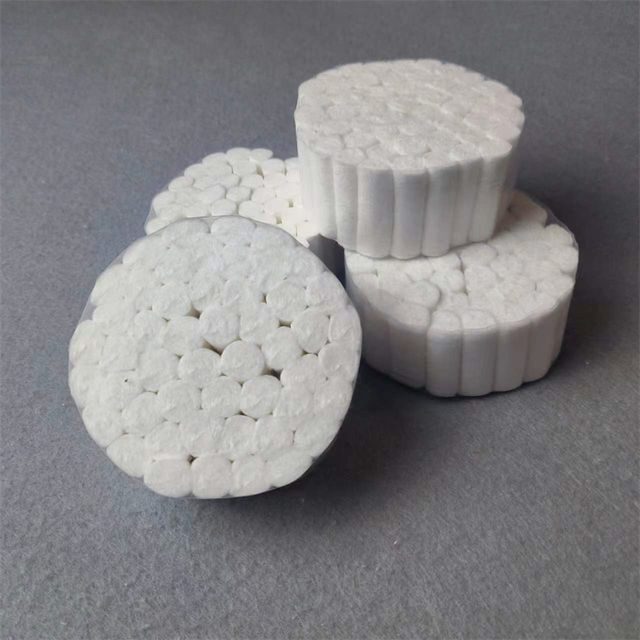 Highly absorbent dental cotton roll