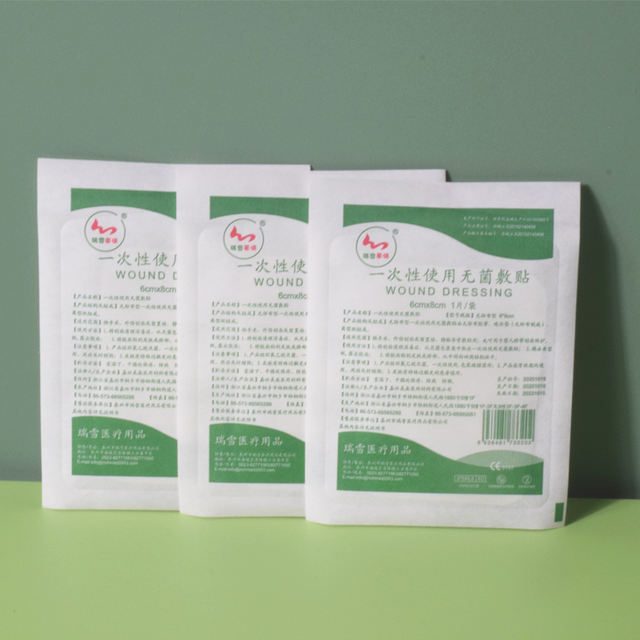 Self-adhesive wound dressing, round corner